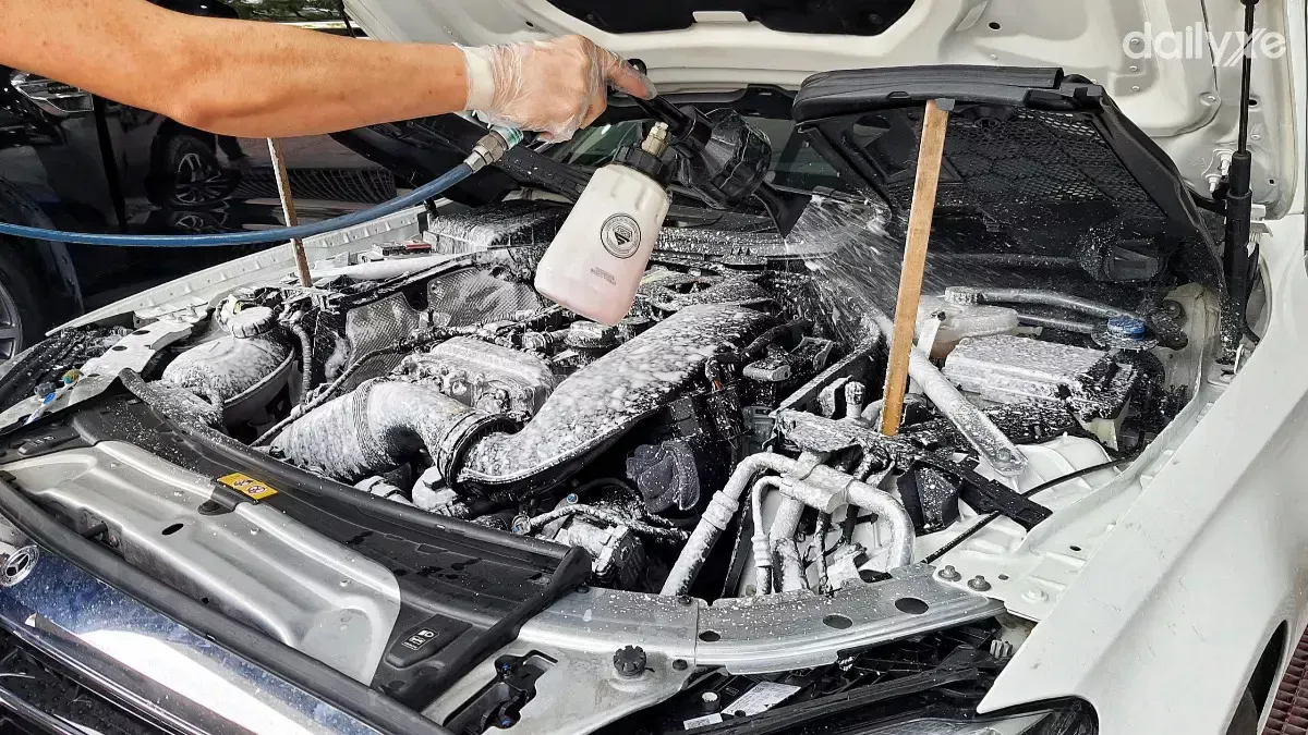 bang-gia-ve-sinh-khoang-dong-co-oto