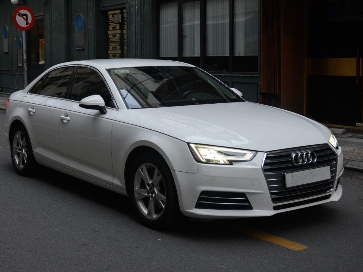 AUDI A4 TRẮNG